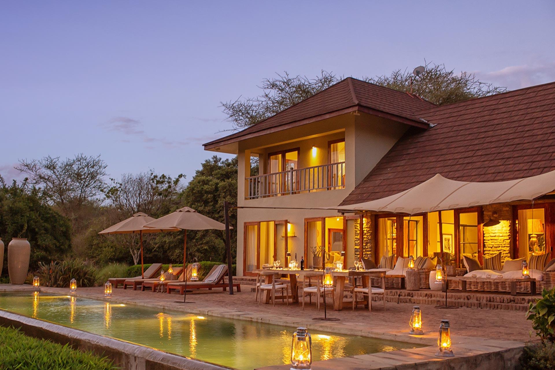 Enjoy candlelight dinners at the terrace of Siringit Villa by Mantis